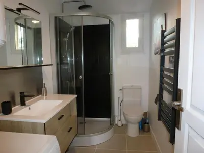 Salle de bains dans l'établissement Maison style chalet au calme