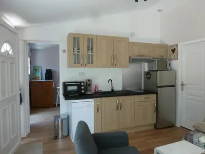 Cuisine ou kitchenette dans l'établissement Maison style chalet au calme