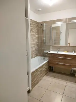 Salle de bains dans l'établissement Lou Cantoun Villa neuve 6 à 8 personnes