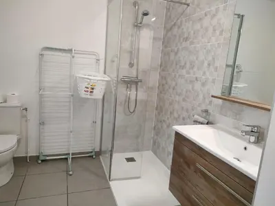Salle de bains dans l'établissement Lou Cantoun Villa neuve 6 à 8 personnes