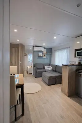 Cuisine ou kitchenette dans l'établissement Charmants Mobilhomes entre Lac&Océan et proche de la Vélodyssée