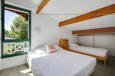 Un ou plusieurs lits dans un hébergement de l'établissement Lac Biscarrosse à 500m ! Belle maison 5 couchages