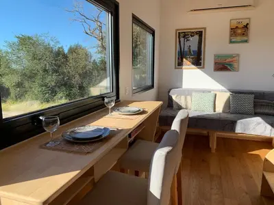 Coin salon dans l'établissement Tiny House Lou Cabanot