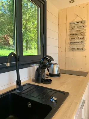 Cuisine ou kitchenette dans l'établissement Tiny House Lou Cabanot