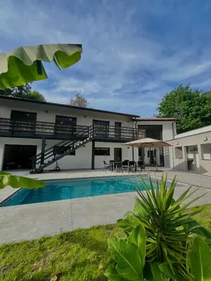 Piscine de l'établissement Grande villa avec piscine au portes de bayonne ou située à proximité