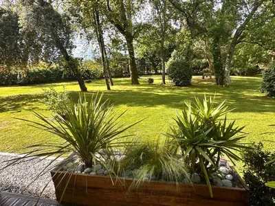 Jardin de l'établissement magnifique T2 vue sur parc