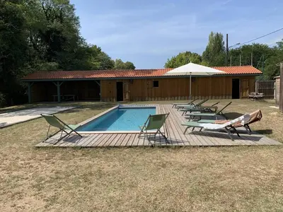 Piscine de l'établissement Le Quai de Mezos ou située à proximité