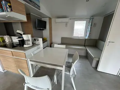 Cuisine ou kitchenette dans l'établissement Mobilhome sur camping 4 étoiles
