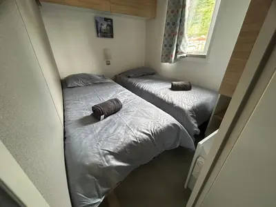 Un ou plusieurs lits dans un hébergement de l'établissement Mobilhome sur camping 4 étoiles