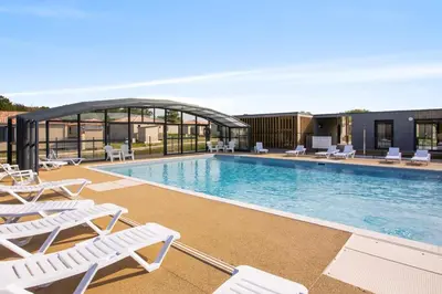 Piscine de l'établissement Agréable cottage pour 5 personnes dans un parc résidentiel pour des vacances reposantes en famille ou située à proximité