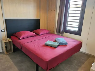 Un ou plusieurs lits dans un hébergement de l'établissement Agréable cottage pour 5 personnes dans un parc résidentiel pour des vacances reposantes en famille