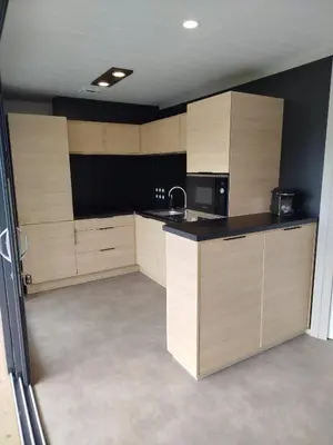 Cuisine ou kitchenette dans l'établissement Agréable cottage pour 5 personnes dans un parc résidentiel pour des vacances reposantes en famille