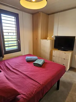 Un ou plusieurs lits dans un hébergement de l'établissement Agréable cottage pour 5 personnes dans un parc résidentiel pour des vacances reposantes en famille