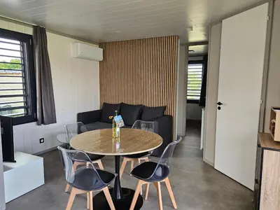 Coin salon dans l'établissement Agréable cottage pour 5 personnes dans un parc résidentiel pour des vacances reposantes en famille