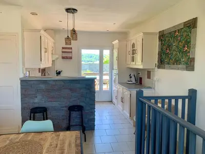 Cuisine ou kitchenette dans l'établissement La villa Jeanne- Charmante maison avec très belle terrasse couverte à 10 min du centre de Salies de Bearn