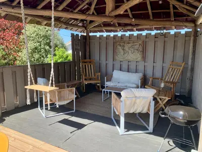Balcon ou terrasse dans l'établissement La villa Jeanne- Charmante maison avec très belle terrasse couverte à 10 min du centre de Salies de Bearn