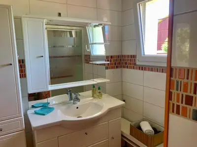 Salle de bains dans l'établissement La villa Jeanne- Charmante maison avec très belle terrasse couverte à 10 min du centre de Salies de Bearn