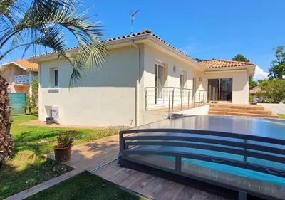 Piscine de l'établissement MENGINE - Jolie maison avec piscine ou située à proximité