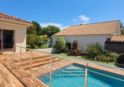 Piscine de l'établissement MENGINE - Jolie maison avec piscine ou située à proximité