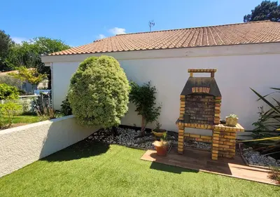 Jardin de l'établissement MENGINE - Jolie maison avec piscine