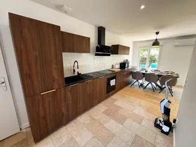 Cuisine ou kitchenette dans l'établissement Villa Climatisée 8 Pers, 4 chambres, 3 Sdb