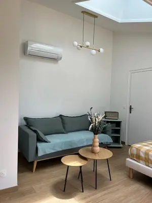 Coin salon dans l'établissement Studio neuf avec Terasse Jardin