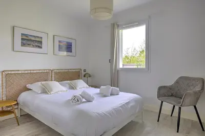 Un ou plusieurs lits dans un hébergement de l'établissement Villa Madeleine - Piscine
