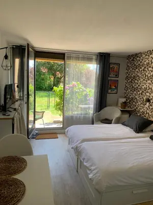 Un ou plusieurs lits dans un hébergement de l'établissement Studio touristes curistes , jardin terrasse