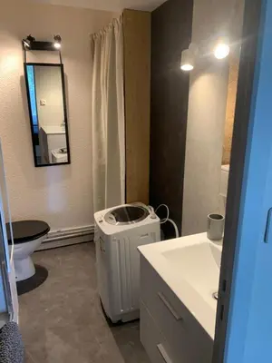 Salle de bains dans l'établissement Studio touristes curistes , jardin terrasse