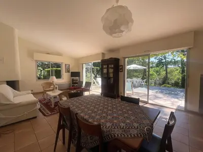 Coin salon dans l'établissement Maison 110 m² Pyla-sur-Mer avec Terrasse et Jardin, proche plages - FR-1-420-161