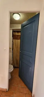 Salle de bains dans l'établissement Maison calme en bord de rivière