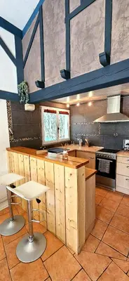 Cuisine ou kitchenette dans l'établissement Maison calme en bord de rivière