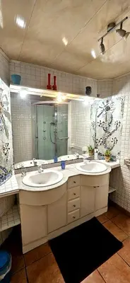 Salle de bains dans l'établissement Maison calme en bord de rivière