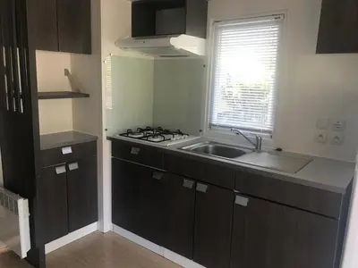 Cuisine ou kitchenette dans l'établissement Camping Le Ruisseau