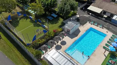 Piscine de l'établissement Camping Le Ruisseau ou située à proximité