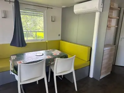 Coin salon dans l'établissement Camping Le Ruisseau