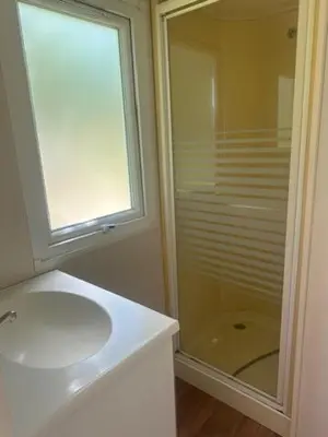 Salle de bains dans l'établissement Camping Le Ruisseau