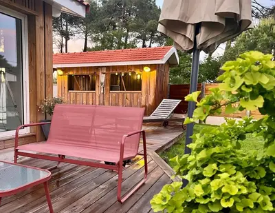Jardin de l'établissement Villa Côte Ouest, Elégance Piscine et Pool-House