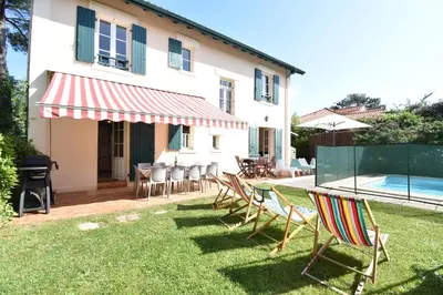 Piscine de l'établissement Hossegor Charmante villa avec piscine, jardin et dépendance pour 15 personnes. ou située à proximité