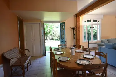 Coin salon dans l'établissement Hossegor Charmante villa avec piscine, jardin et dépendance pour 15 personnes.