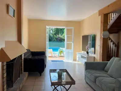 Coin salon dans l'établissement Hossegor Charmante villa avec piscine, jardin et dépendance pour 15 personnes.