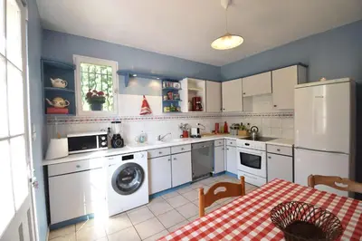 Cuisine ou kitchenette dans l'établissement Hossegor Charmante villa avec piscine, jardin et dépendance pour 15 personnes.