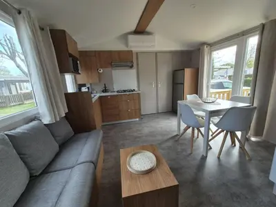 Cuisine ou kitchenette dans l'établissement MOBIL HOME BISCAROSSE LAC - Loc du Samedi au Samedi uniquement