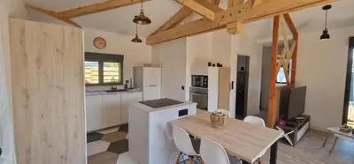 Cuisine ou kitchenette dans l'établissement Chalet
