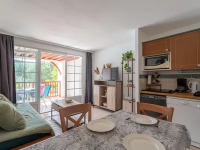 Cuisine ou kitchenette dans l'établissement Appartement avec balcon et piscine - Golf de Biscarrosse - 4 pers - FR-1-319-616