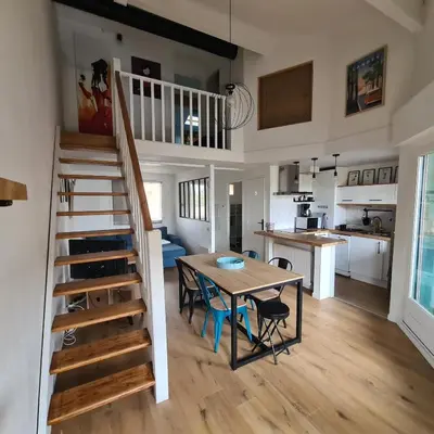 Cuisine ou kitchenette dans l'établissement Duplex au cœur du bourg à 10 minutes de la plage