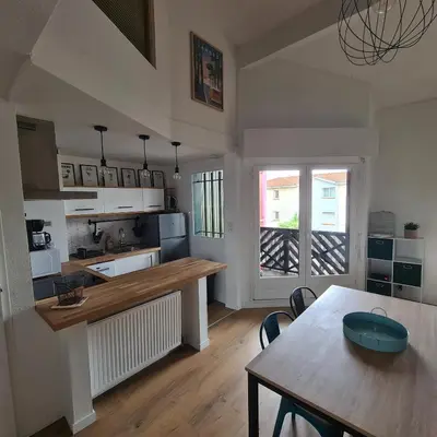 Cuisine ou kitchenette dans l'établissement Duplex au cœur du bourg à 10 minutes de la plage