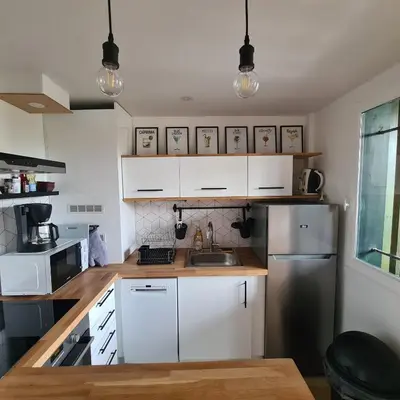 Cuisine ou kitchenette dans l'établissement Duplex au cœur du bourg à 10 minutes de la plage