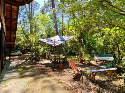 Jardin de l'établissement Maison de vacances de famille sous les pins