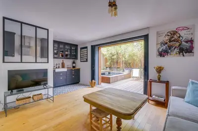 Télévision ou salle de divertissement dans l'établissement La maison du port – Maison avec piscine à La Teste